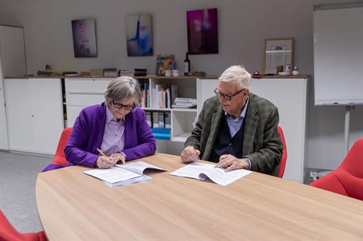 Prof. Dr. Edeltraud Vomberg und Dr. Dr. h.c. Paul-Otto Faßbender unterzeichnen das Förderabkommen